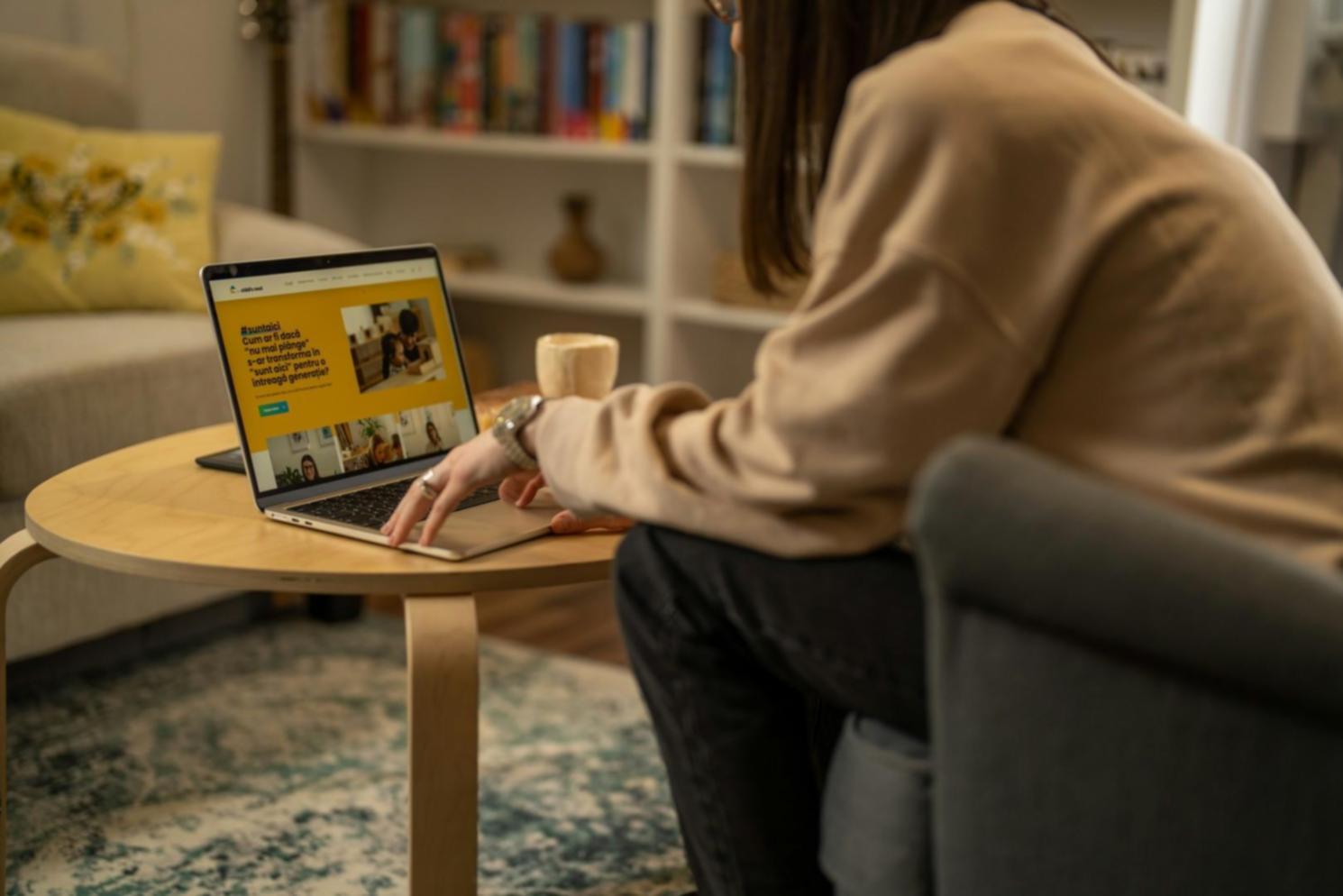 Espacio de trabajo con análisis financiero y documentos de empresa